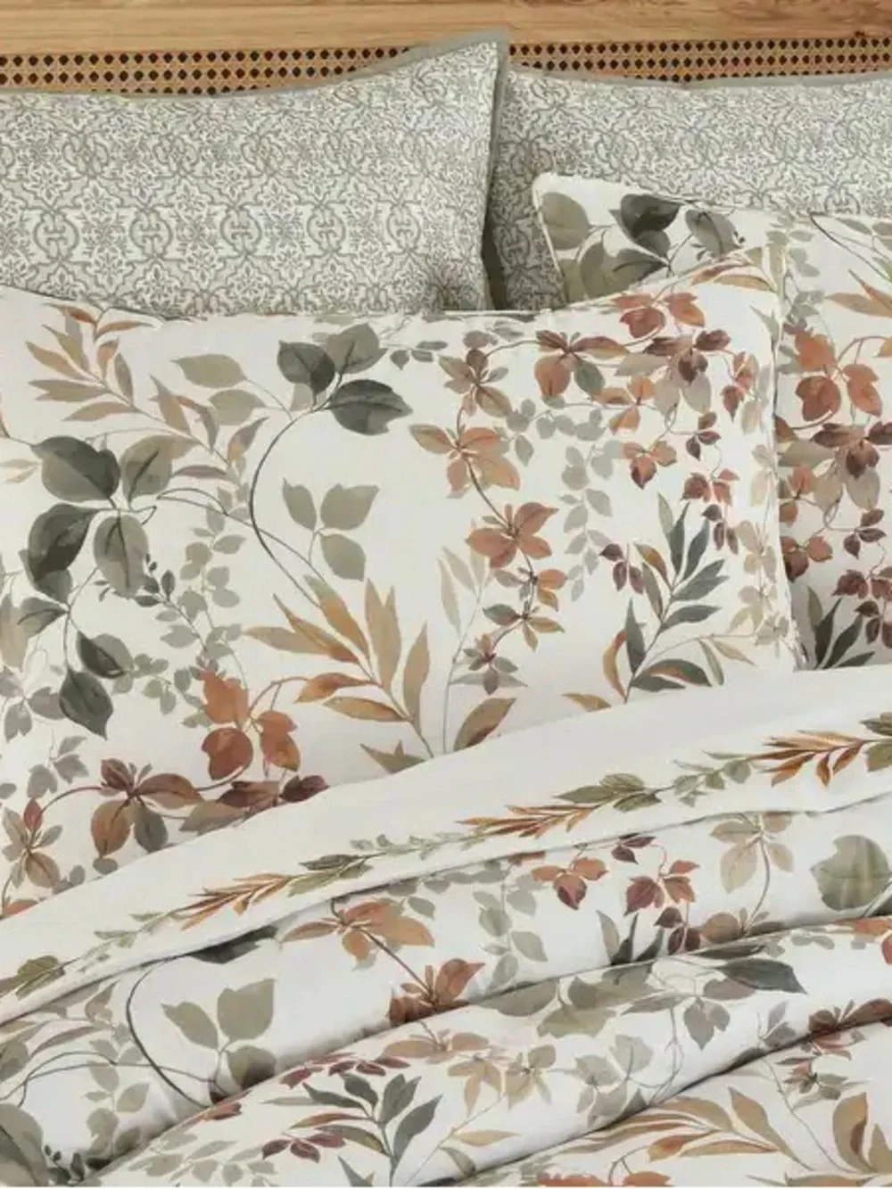 Royal Court Evergreen Comforter Set - Full. New